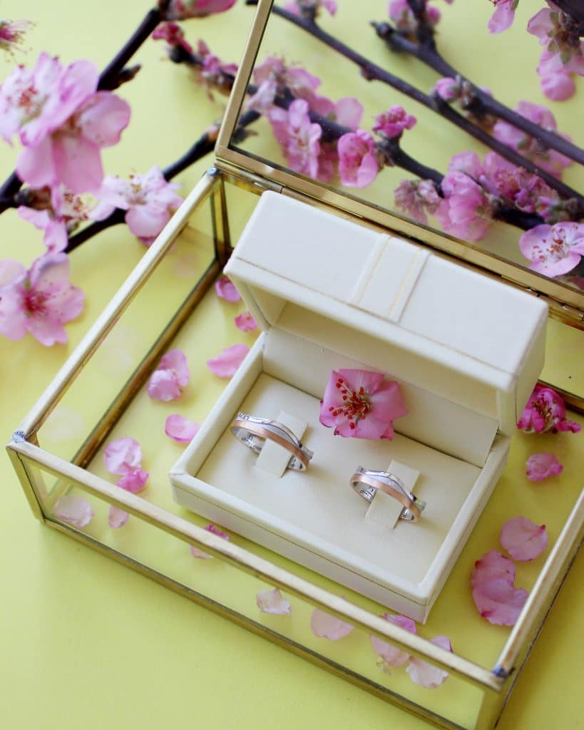 Wedding rings in white box with flower decoration, Zlatarna Sterle